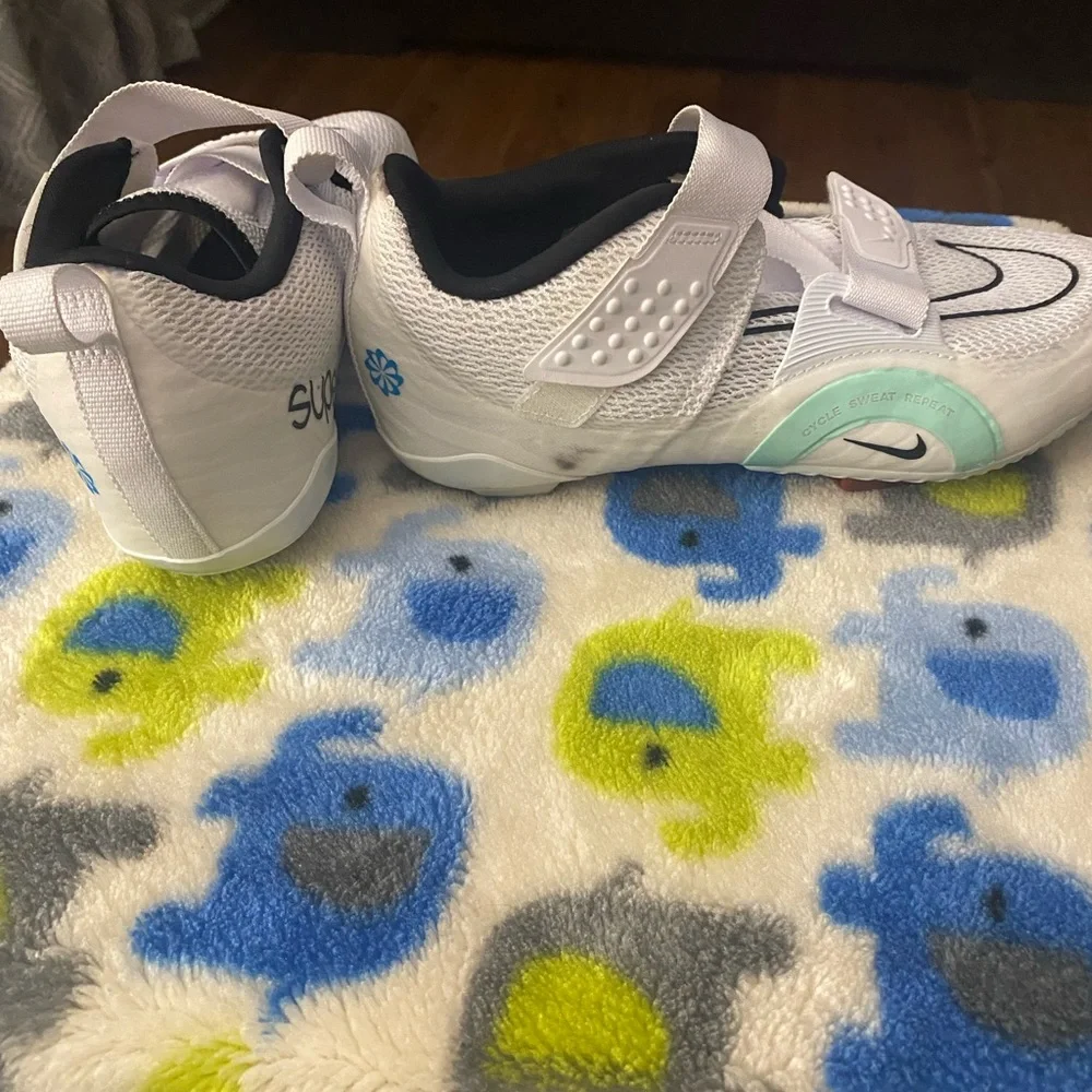 Nike ladies spin shoes size 8. - Picture 2 of 7